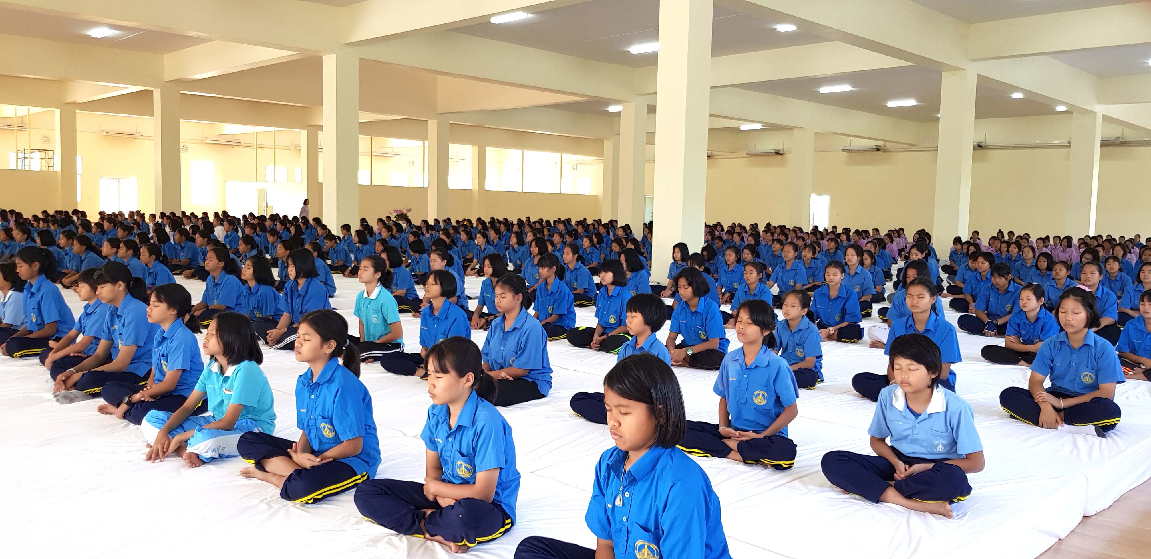 600 students meditate 1 of 6 1